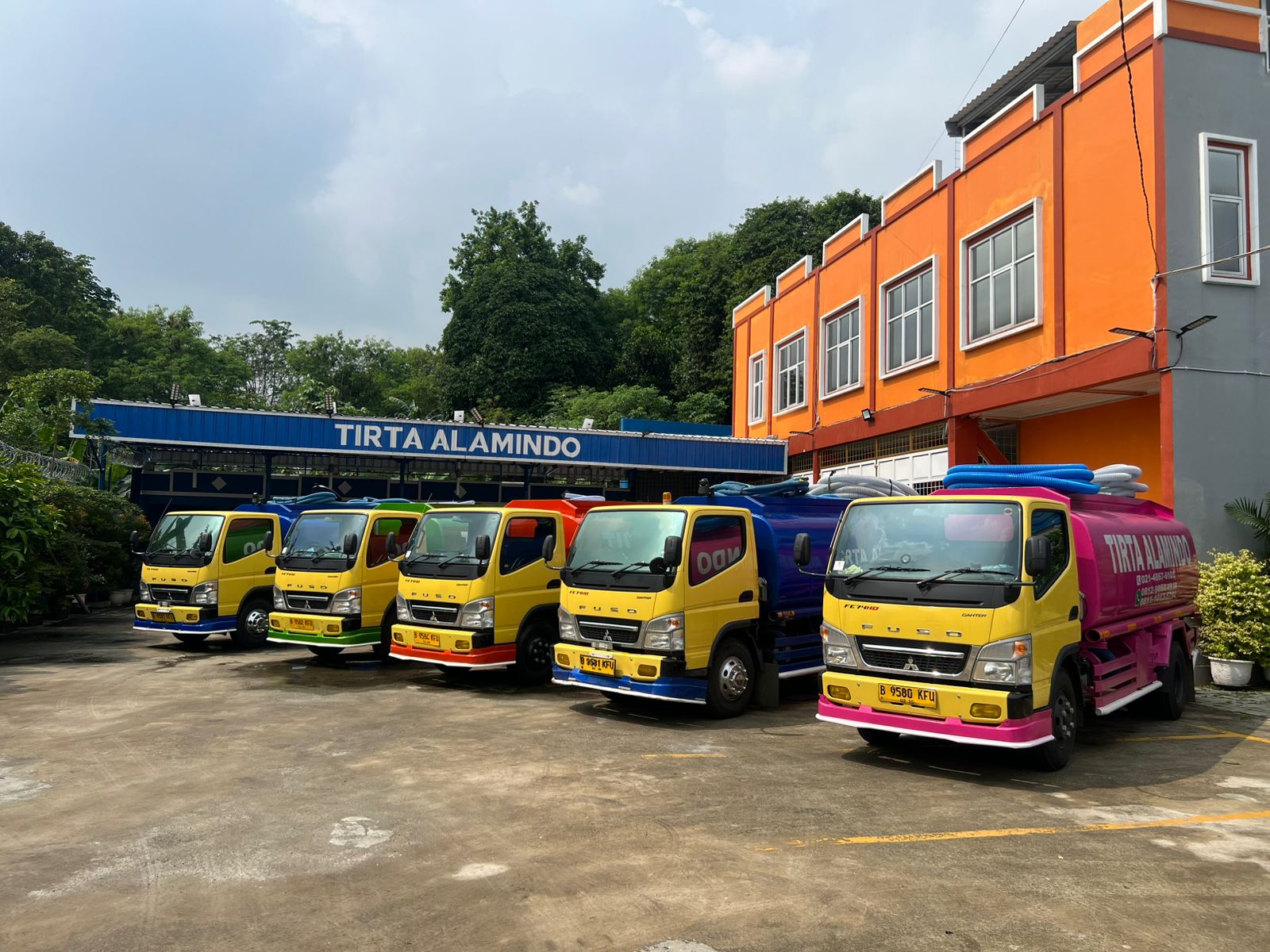 Armada truk tangki air bersih CV. Tirta Alamindo Jaya